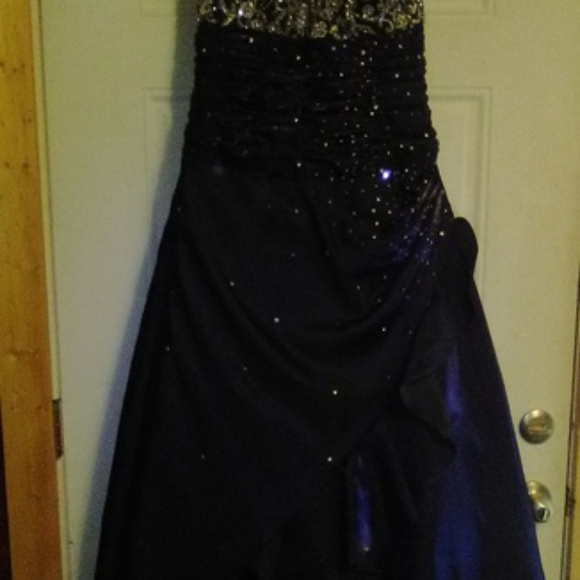 bEAUTIFUL fORMAL DRESS - Picture 4 of 4